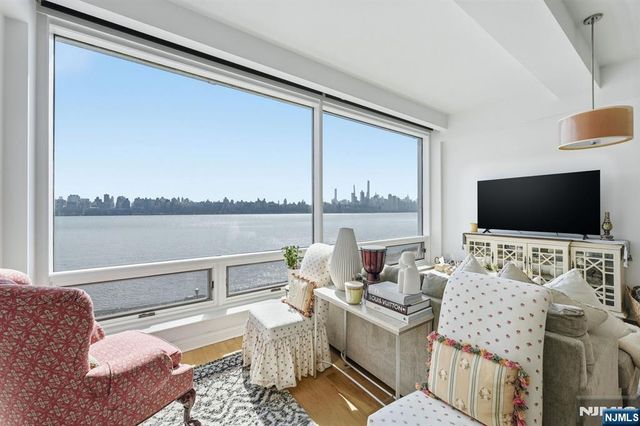 9 Somerset Lane 408, Edgewater, NJ 07020