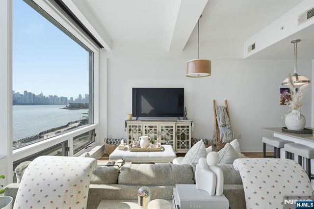 9 Somerset Lane 408, Edgewater, NJ 07020