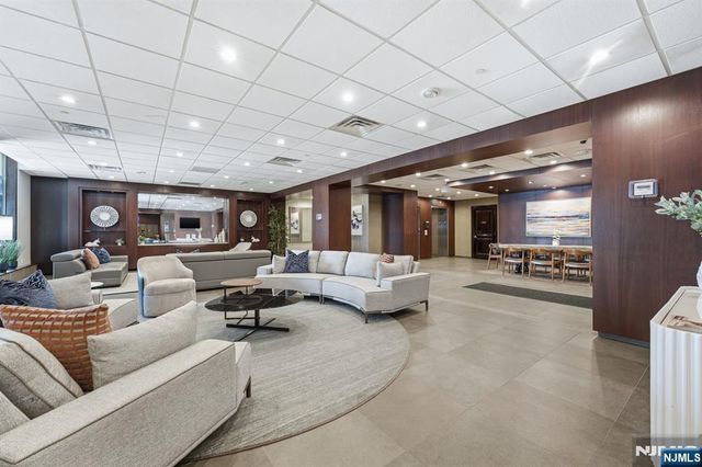 9 Somerset Lane 408, Edgewater, NJ 07020