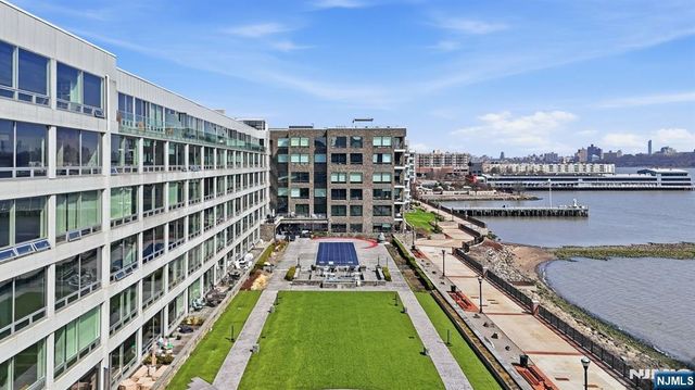 9 Somerset Lane 408, Edgewater, NJ 07020