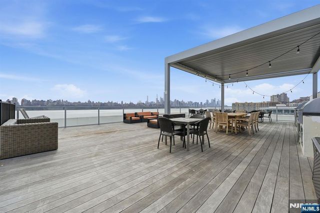 9 Somerset Lane 408, Edgewater, NJ 07020