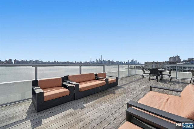 9 Somerset Lane 408, Edgewater, NJ 07020