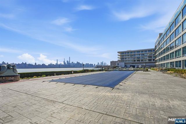 9 Somerset Lane 408, Edgewater, NJ 07020