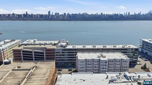 9 Somerset Lane 408, Edgewater, NJ 07020