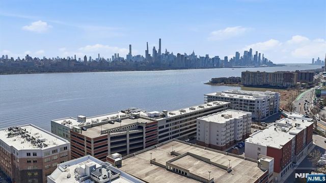 9 Somerset Lane 408, Edgewater, NJ 07020