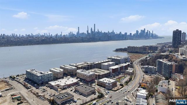 9 Somerset Lane 408, Edgewater, NJ 07020