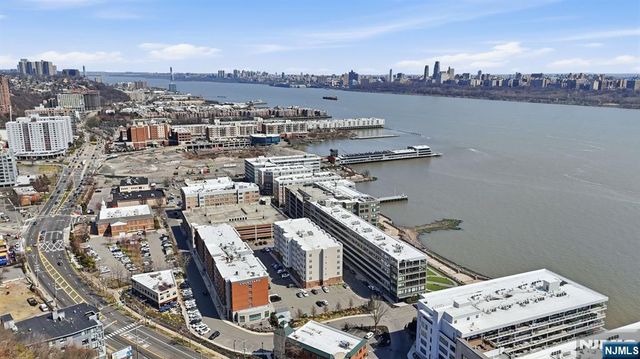 9 Somerset Lane 408, Edgewater, NJ 07020