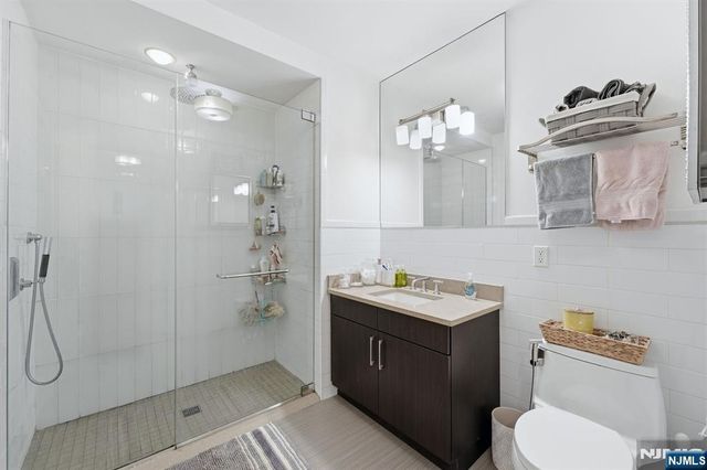 9 Somerset Lane 408, Edgewater, NJ 07020