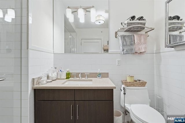 9 Somerset Lane 408, Edgewater, NJ 07020