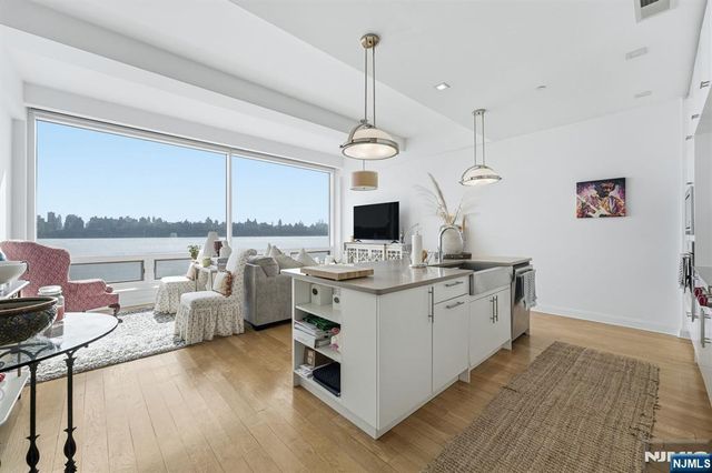 9 Somerset Lane 408, Edgewater, NJ 07020