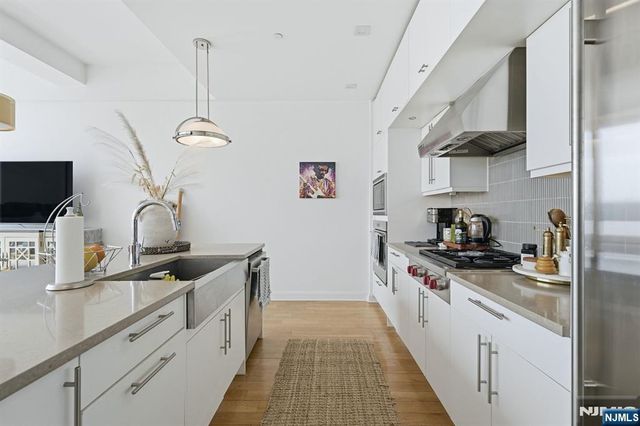 9 Somerset Lane 408, Edgewater, NJ 07020