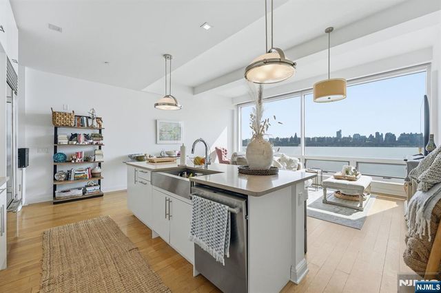 9 Somerset Lane 408, Edgewater, NJ 07020