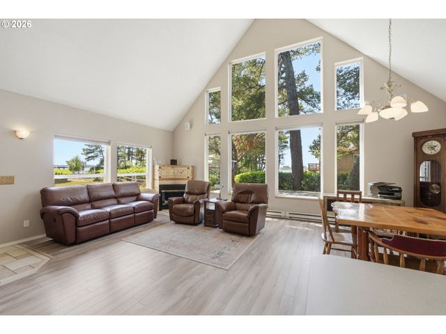 6636 Sw EBB Ave, Lincoln City, OR 97367