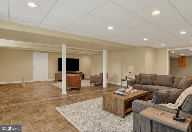 8 MEADOWOOD PL, Boiling Springs, PA 17007