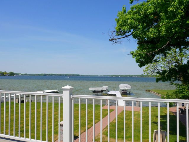1704 Cass Lake Front Road, Keego Harbor, MI 48320