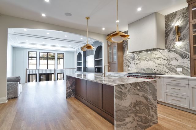 2042 W Berteau Avenue, Chicago, IL 60618