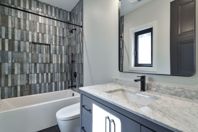 2042 W Berteau Avenue, Chicago, IL 60618