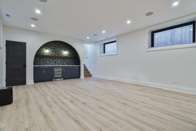2042 W Berteau Avenue, Chicago, IL 60618