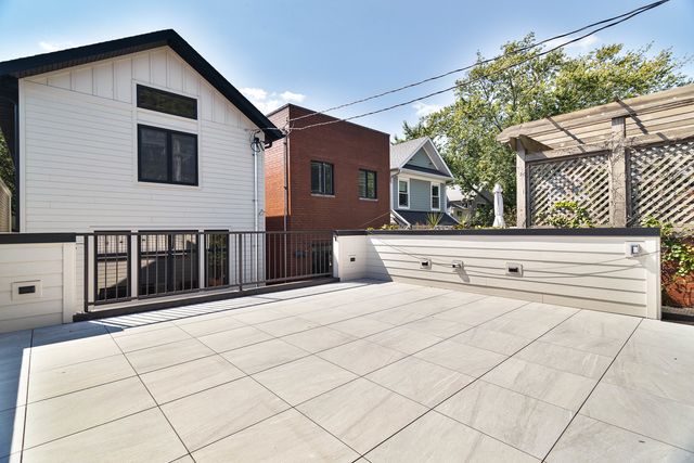 2042 W Berteau Avenue, Chicago, IL 60618