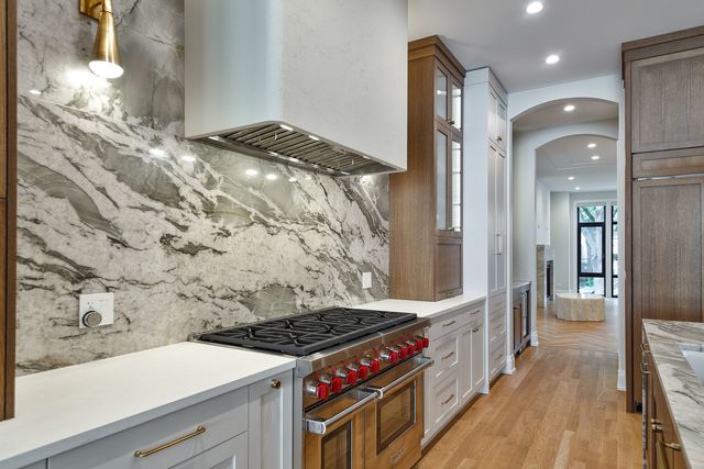 2042 W Berteau Avenue, Chicago, IL 60618