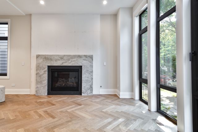 2042 W Berteau Avenue, Chicago, IL 60618