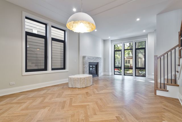 2042 W Berteau Avenue, Chicago, IL 60618