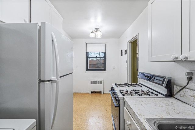 58-33 246th Crescent C-14 Upper, Douglaston, NY 11362