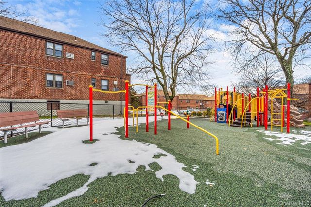 58-33 246th Crescent C-14 Upper, Douglaston, NY 11362