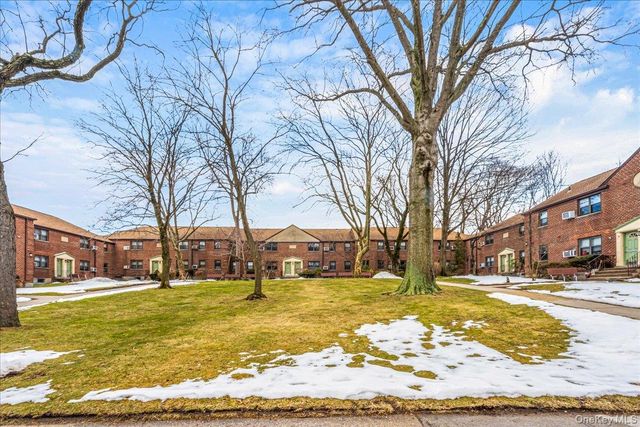 58-33 246th Crescent C-14 Upper, Douglaston, NY 11362