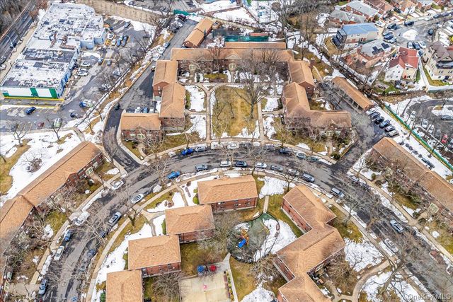 58-33 246th Crescent C-14 Upper, Douglaston, NY 11362