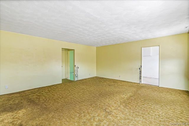 58-33 246th Crescent C-14 Upper, Douglaston, NY 11362