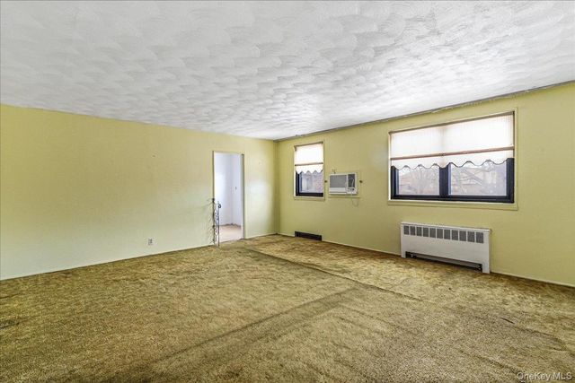 58-33 246th Crescent C-14 Upper, Douglaston, NY 11362