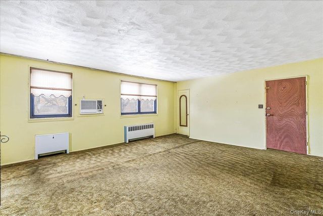 58-33 246th Crescent C-14 Upper, Douglaston, NY 11362