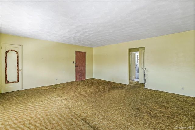 58-33 246th Crescent C-14 Upper, Douglaston, NY 11362