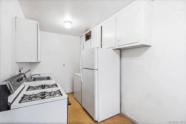 58-33 246th Crescent C-14 Upper, Douglaston, NY 11362