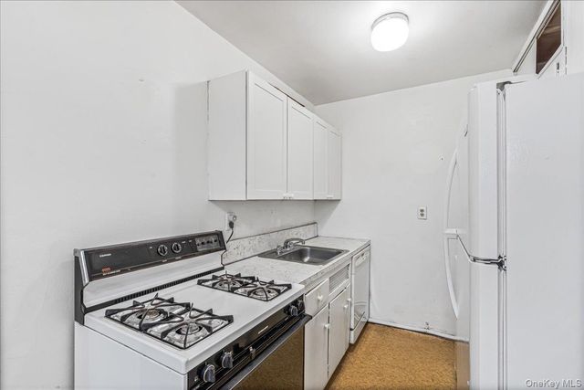 58-33 246th Crescent C-14 Upper, Douglaston, NY 11362