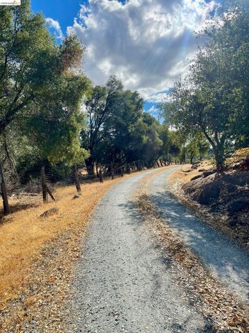 19361 Cherokee Rd, Tuolumne, CA 95379