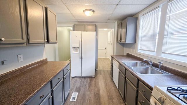 142 N BELLAIRE Avenue, Kansas City, MO 64123
