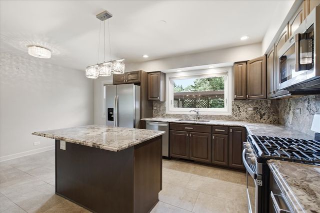 6 Meadowood Drive, Oak Brook, IL 60523