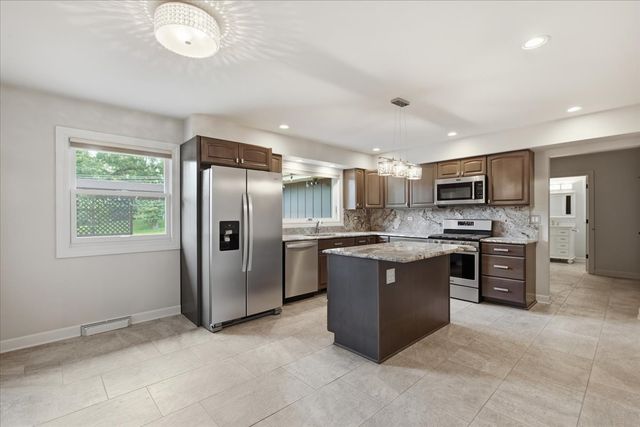 6 Meadowood Drive, Oak Brook, IL 60523