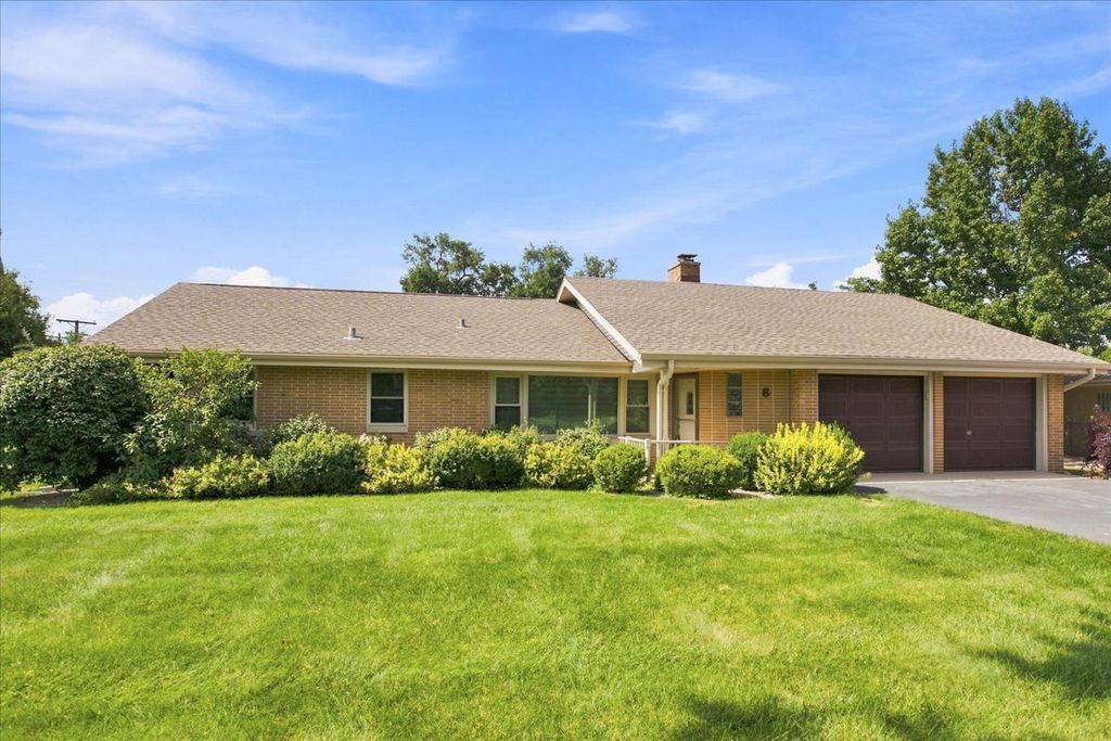 6 Meadowood Drive, Oak Brook, IL 60523