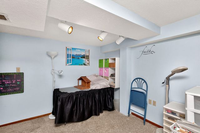 4512 80th Place, Urbandale, IA 50322