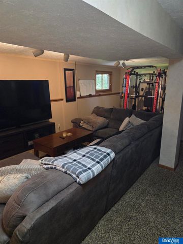 6111 Tennyson Circle, Lincoln, NE 68516