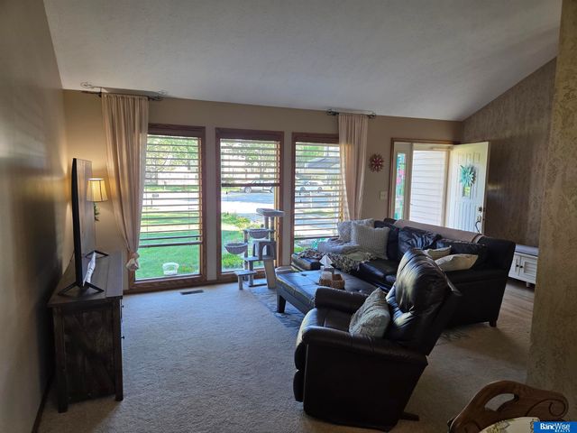 6111 Tennyson Circle, Lincoln, NE 68516