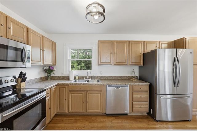512 Wooten LN, Chesapeake, VA 23323