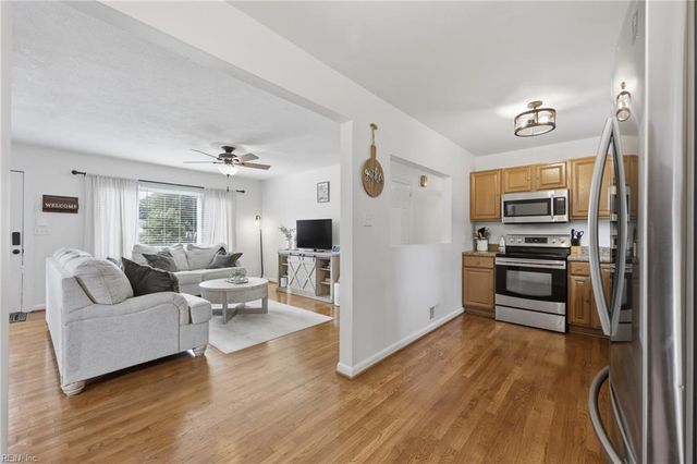 512 Wooten LN, Chesapeake, VA 23323