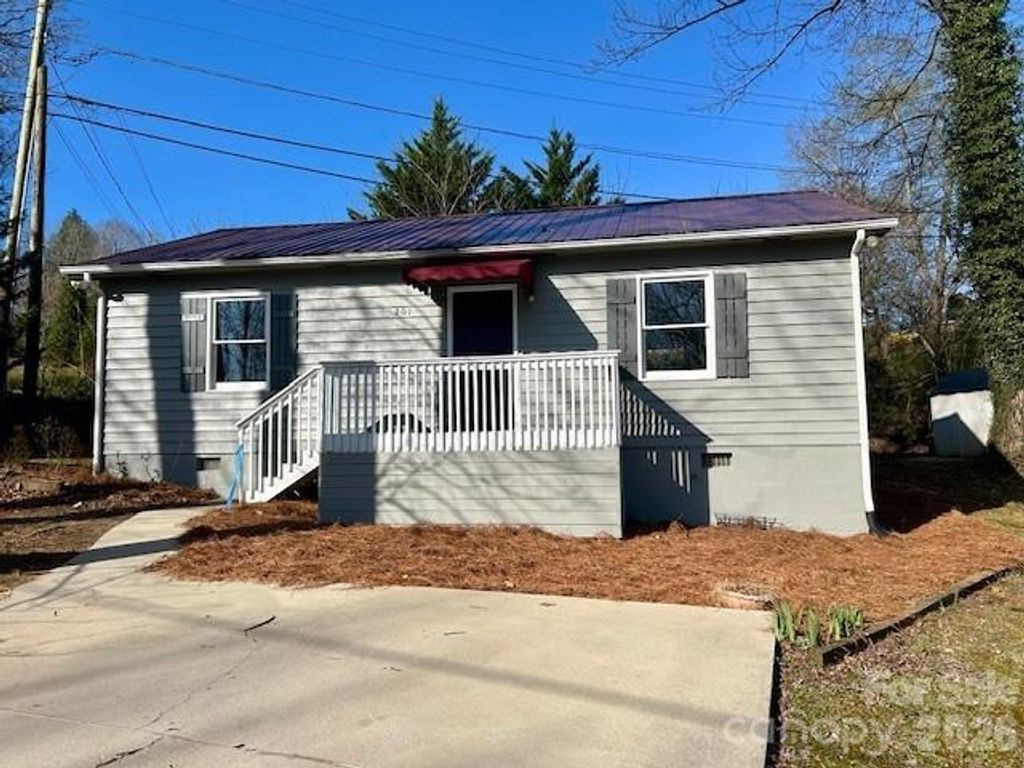 201 Brookdale Place NW, Lenoir, NC 28645