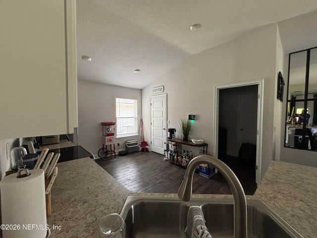 8112 HELMSLEY Boulevard, Jacksonville, FL 32219