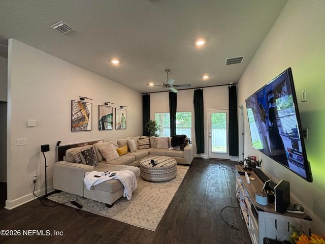 8112 HELMSLEY Boulevard, Jacksonville, FL 32219