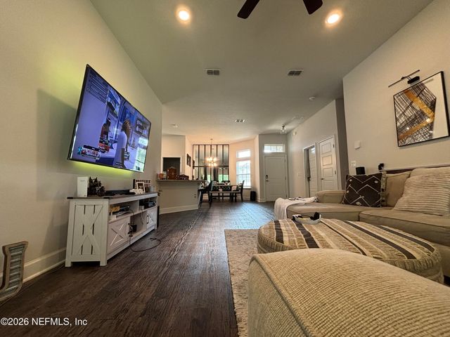 8112 HELMSLEY Boulevard, Jacksonville, FL 32219